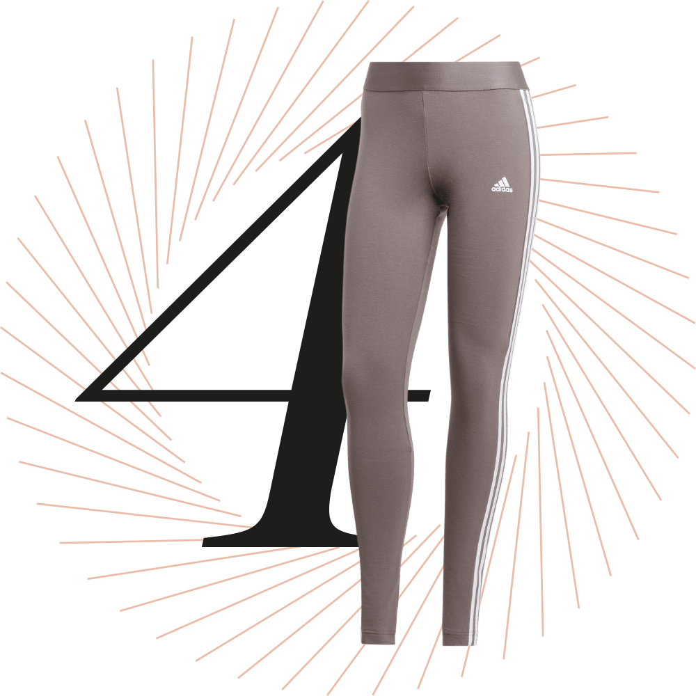 Graue Adidas-Jogginghose mit weißen Seitenstreifen, schwarze Ziffer 4 im Hintergrund