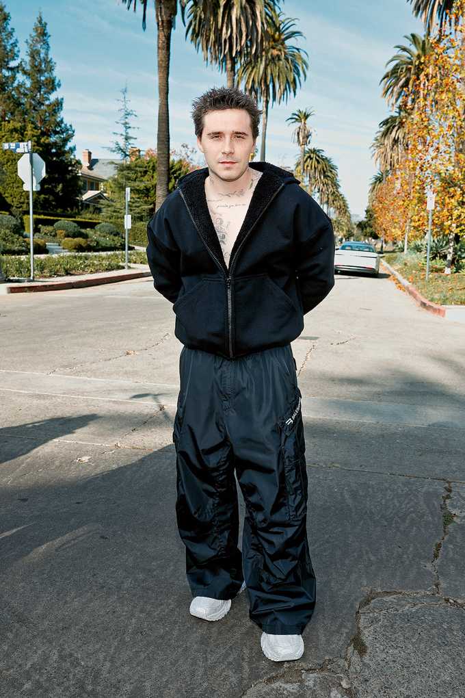 Brooklyn Beckham in Casual Outfit, auf Straße stehend