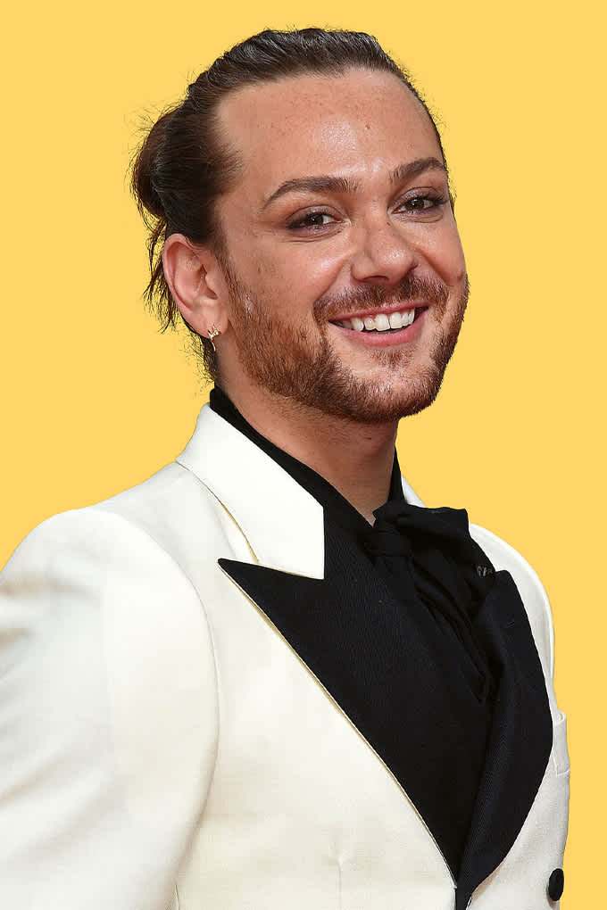 Riccardo Simonetti in schwarz-weißem Anzug