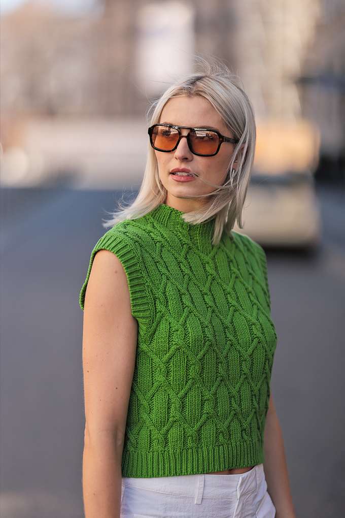 Model Lena Gercke in grünem Strick-Oberteil