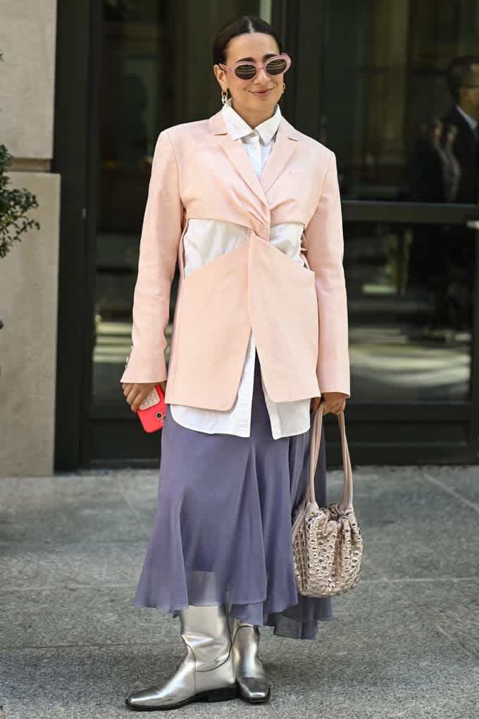 Frau in extravagantem Outfit mit Stil-Mix und geometrischen Cut-Outs