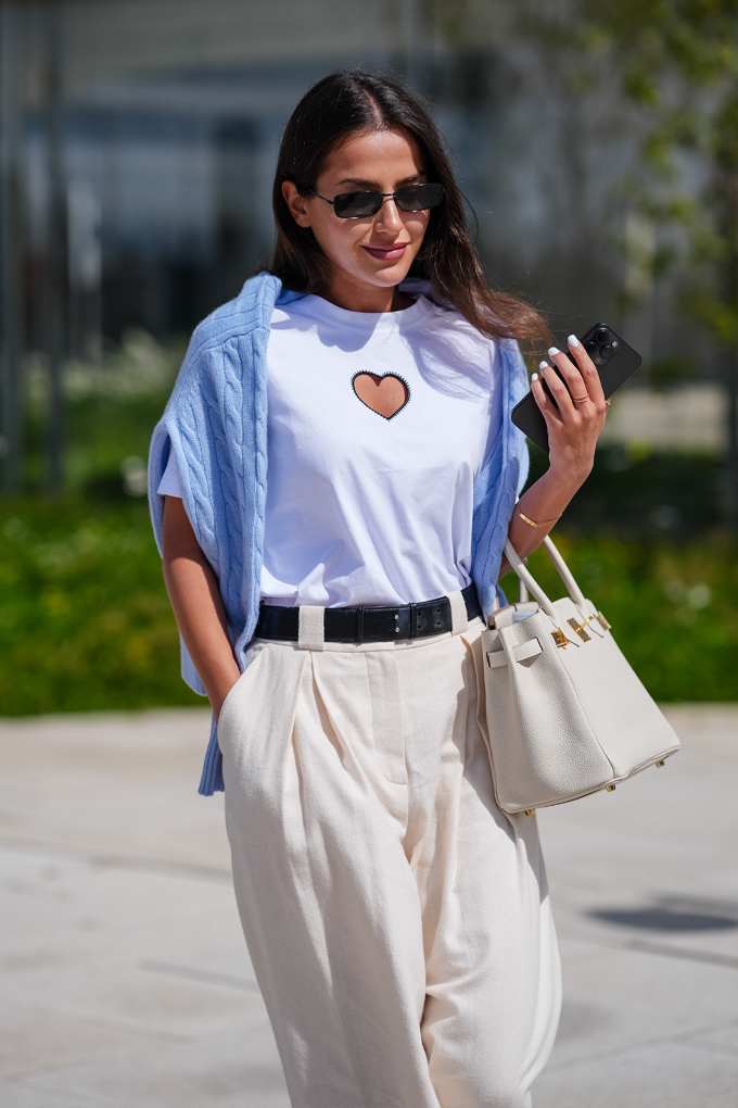 Frau mit blauem Top mit herzförmigem Cut-Out im Brustbereich