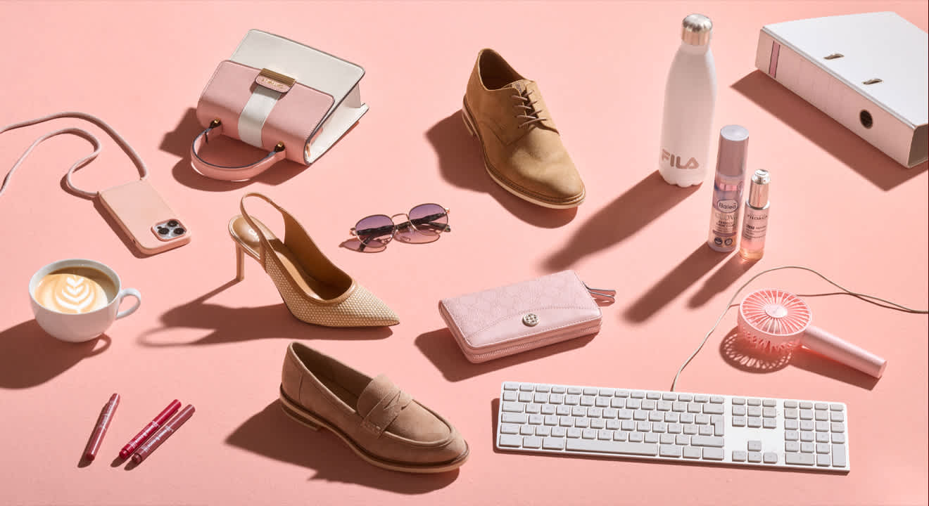 Kollektion hipper City Style-Accessoires auf rosa Oberfläche