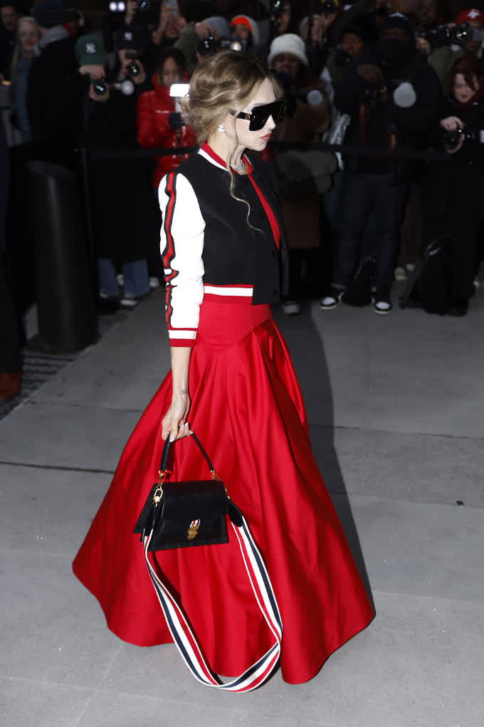 Model bei Fashion Show in auffälligem roten Statement-Rock