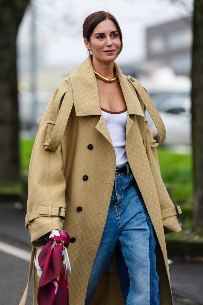 Eine Frau mit warmem Hauttyp trägt warme Farben