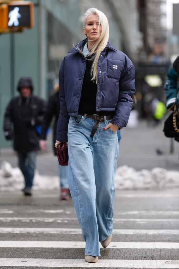 Eine Frau mit kühlem Hauttyp trägt kühle Farben