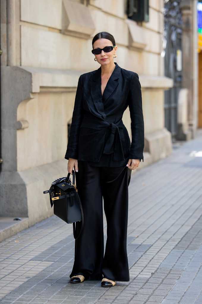 Eine Person mit Wintertyp-Erscheinung trägt dunkle und kontrastreiche Kleidung