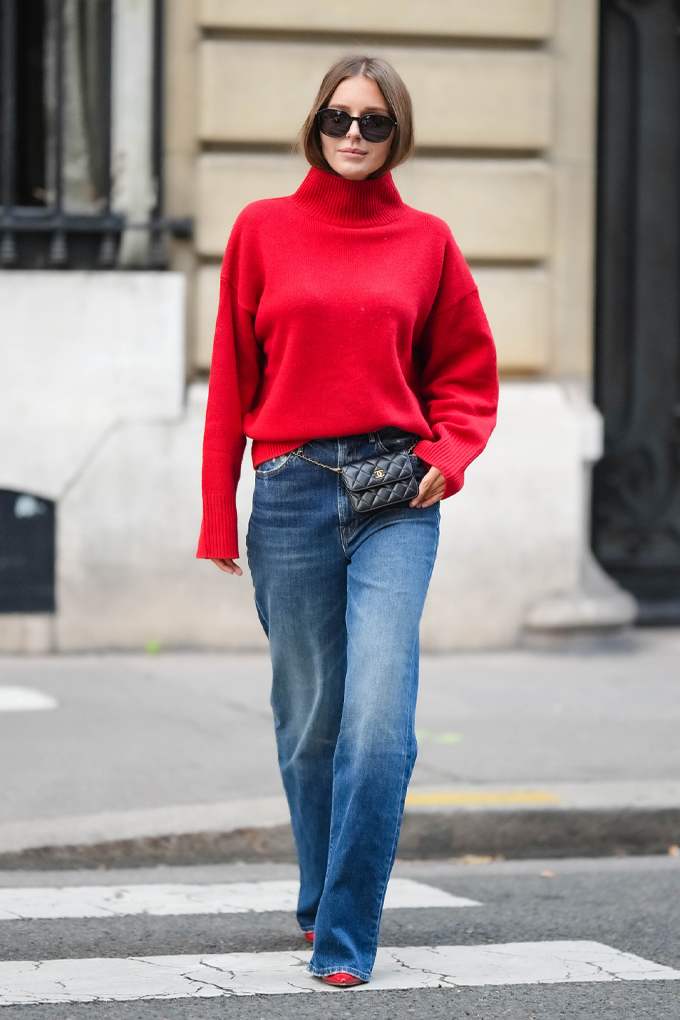 Roter Rollkragenpullover locker in Blue Jeans gesteckt, dazu Crossbody-Bag und Sonnenbrille, casual und chic