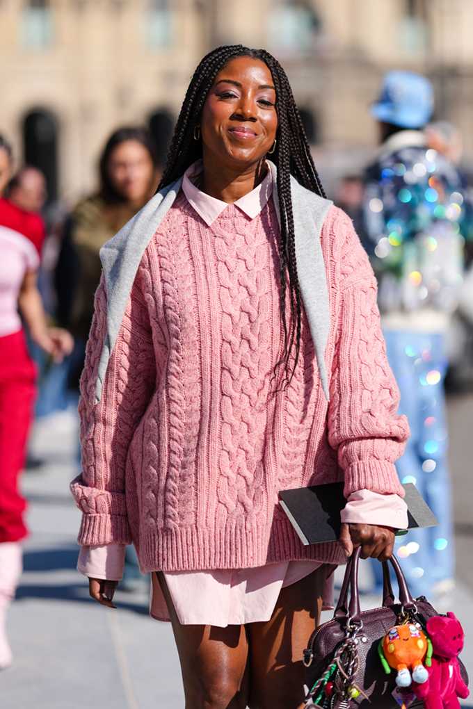 Frau spaziert in grob gestricktem Pullover in Bubblegum-Pink