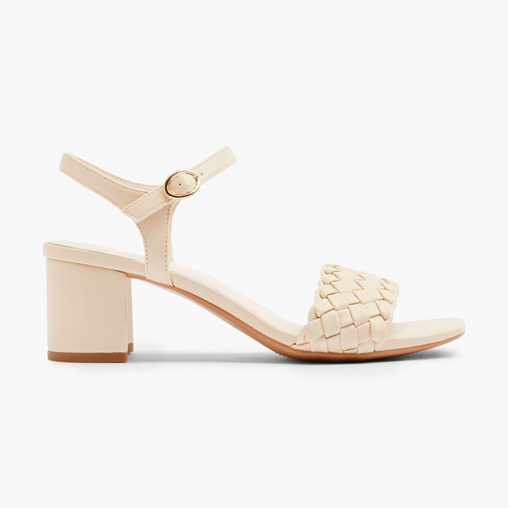 Weiße Sandalette mit Keilabsatz im Ikat-Muster