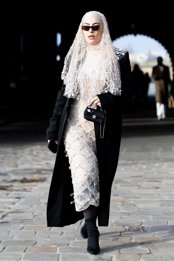 Frau in elegantem weiß-glitzernden Haute Couture-Style Kleid