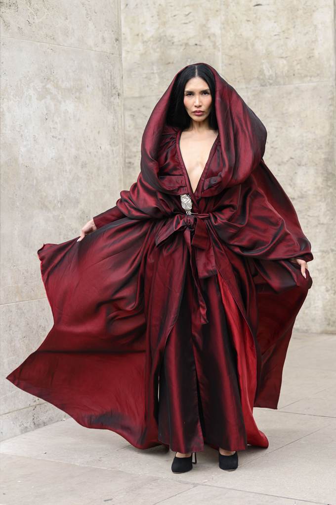 Frau in opulent-wallendem roten Kleid, tief ausgeschnitten 