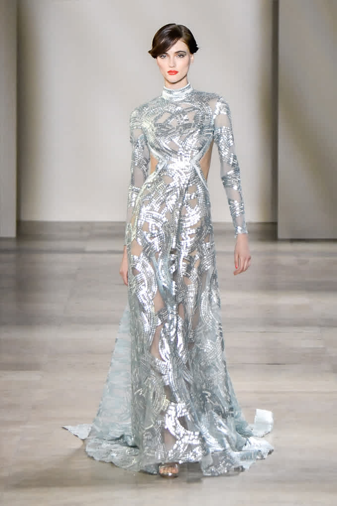 Frau in silbern-schimmerndem Kleid im Haute Couture-Look