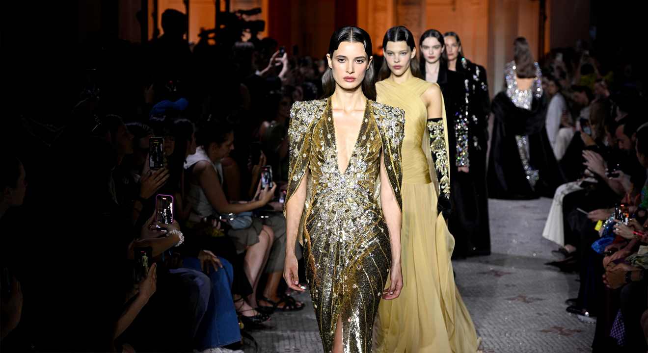 Reihe von Frauen auf einem Laufsteg der Fashion Week