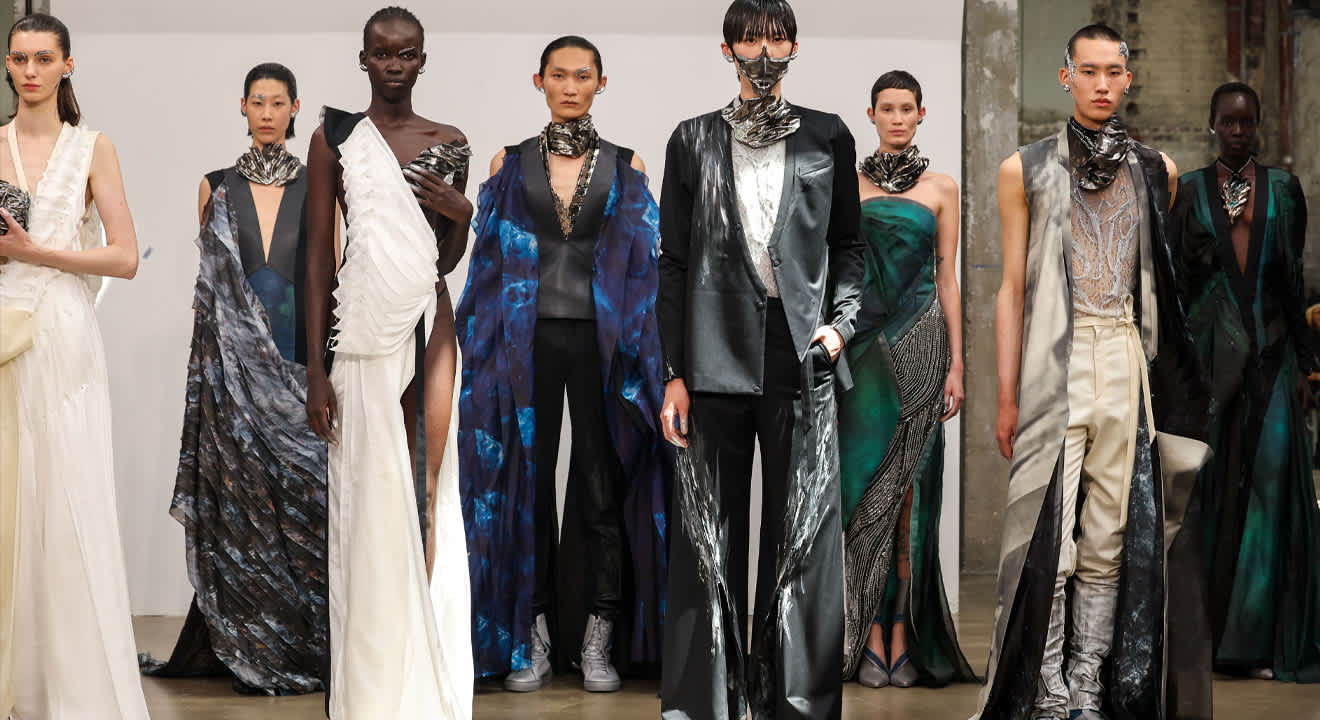 Mehrere Models posieren gemeinsam auf der Fashion Week