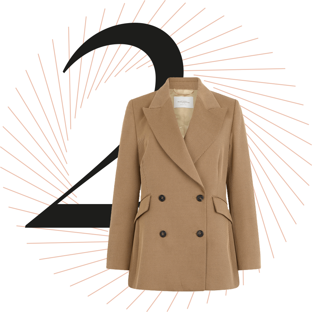 Beiger Blazer, schwarze Ziffer 2 im Hintergrund 