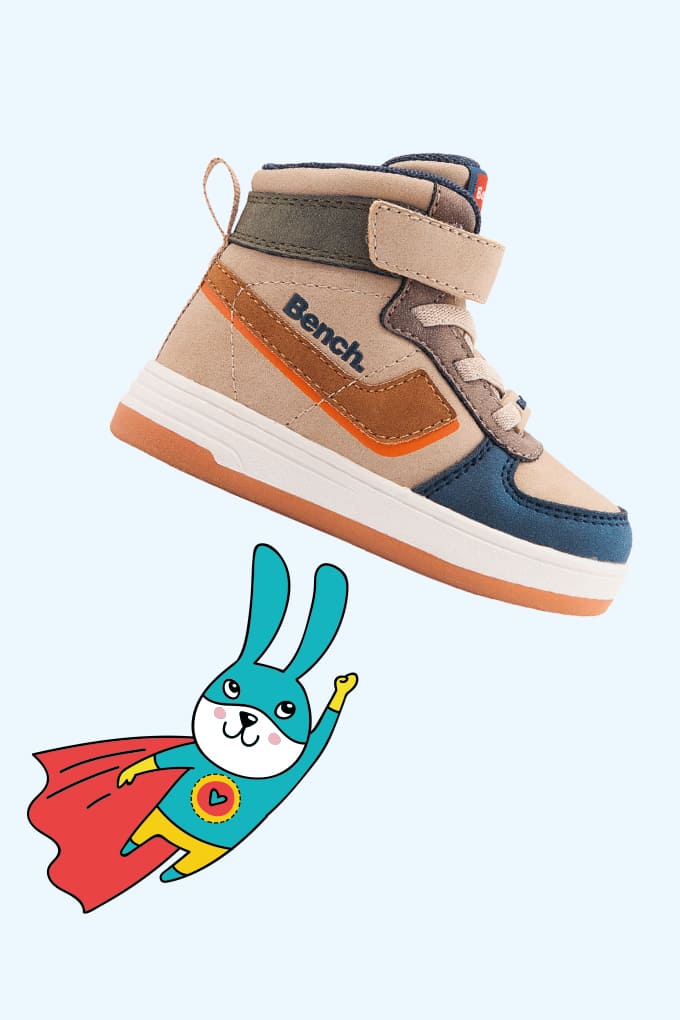 Kinder-Klettschuh der Marke Bench, mit Hasen-Superhelden-Illustration darunter