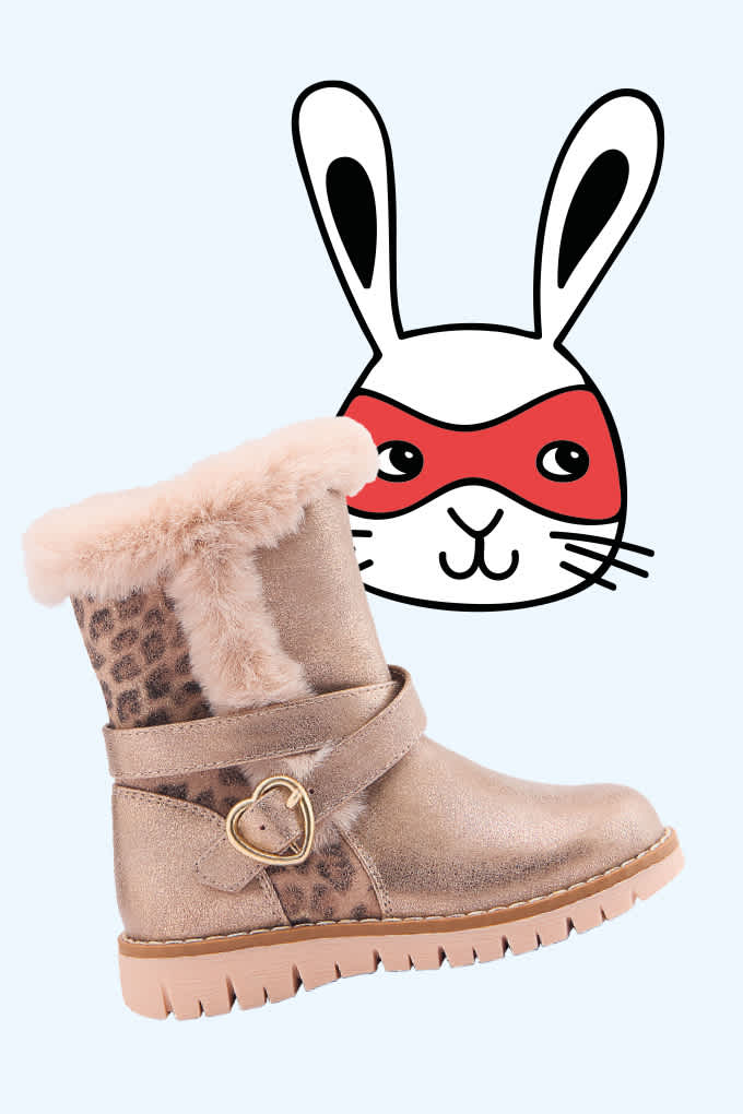 Flauschiger Winterboot in Kindergröße mit Illustration eines maskierten Hasen daneben