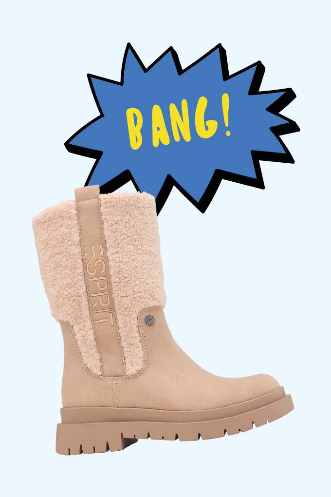 Beigefarbener Kinder-Boot mit Schriftzug "Pang" im Hintergrund