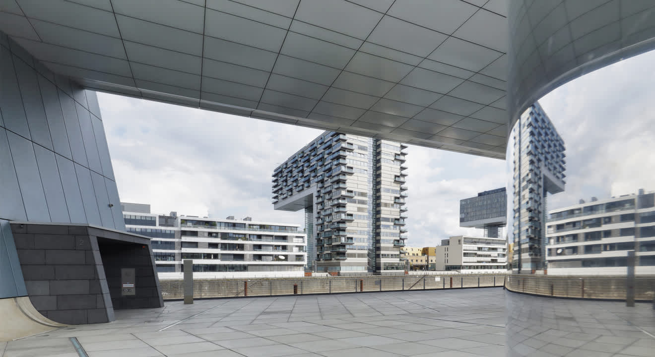 Veranda mit Blick auf den Rheinauhafen