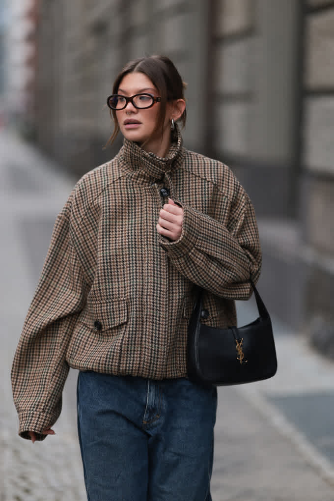 Frau in beiger Oversize- Jacke, kombiniert mit Jeanshose, im Heritage Style