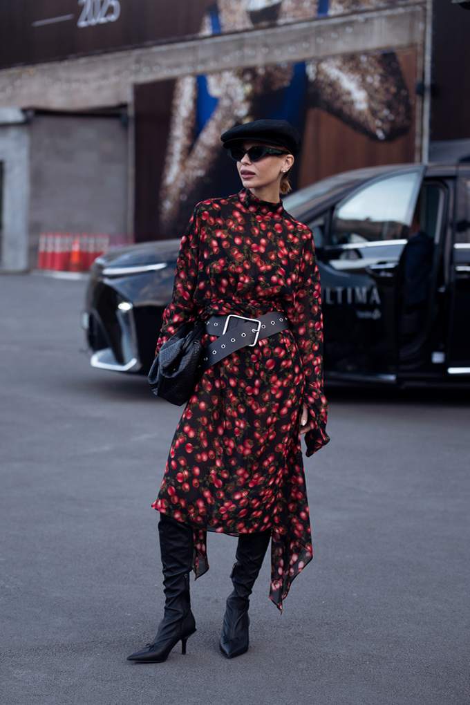 Frau in Marienkäfer-Style, in rotem Kleid mit schwarzen Punkten 