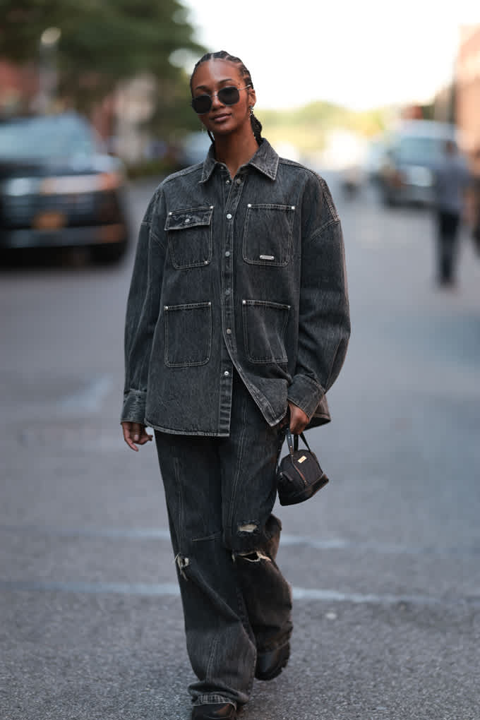 Frau in silbergrauer Outfit-Kombination, bestehend aus Jeansjacke und passender Hose