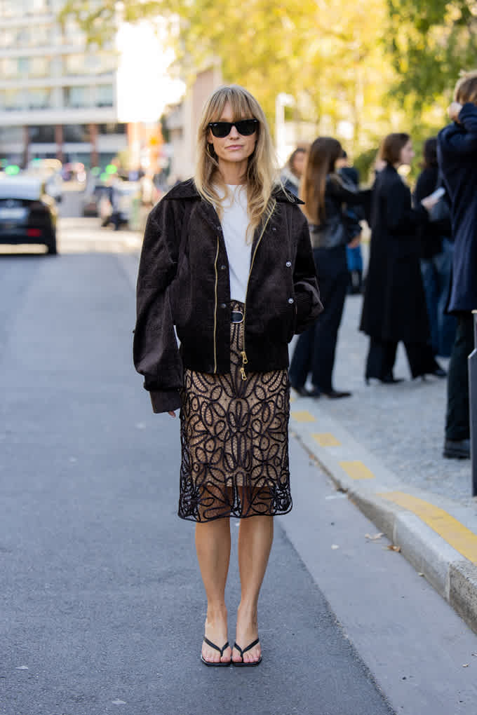 Frau trägt Outfit-Kombination aus Häkelspitze und Cordsamt