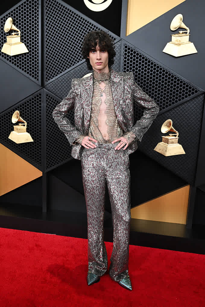 Künstler Sombr in glitzernd-schillerndem Disco Ball-Outfit bei den Grammy Awards 2026