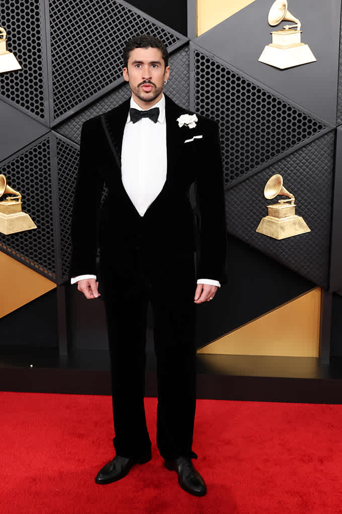 Sänger Bad Bunny in Velvet-Tuxedo bei den Grammy Awards 2026