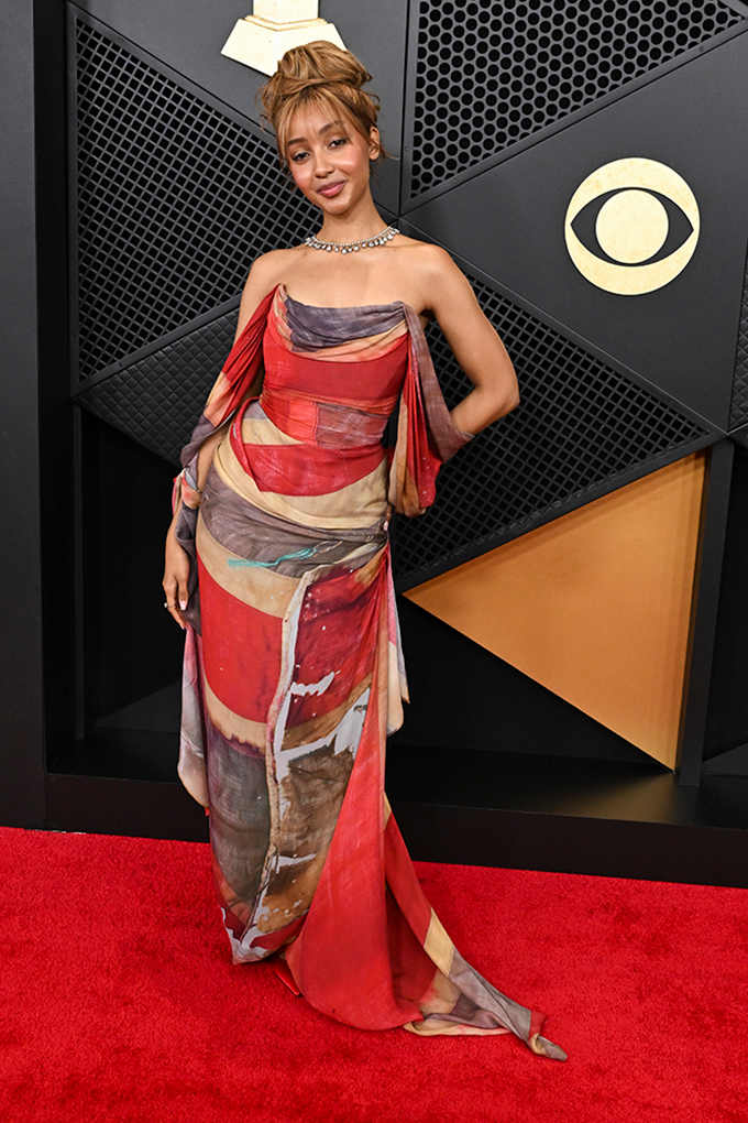 Musikerin PinkPantheress posiert in Vivienne Westwood-Fashion bei den Grammy Awards