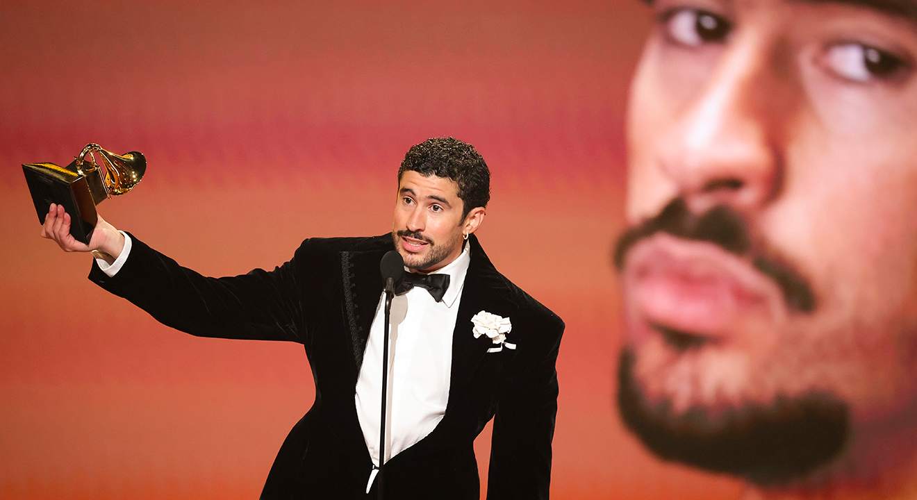 Sänger Bad Bunny nimmt seinen Grammy Award 2026 entgegen