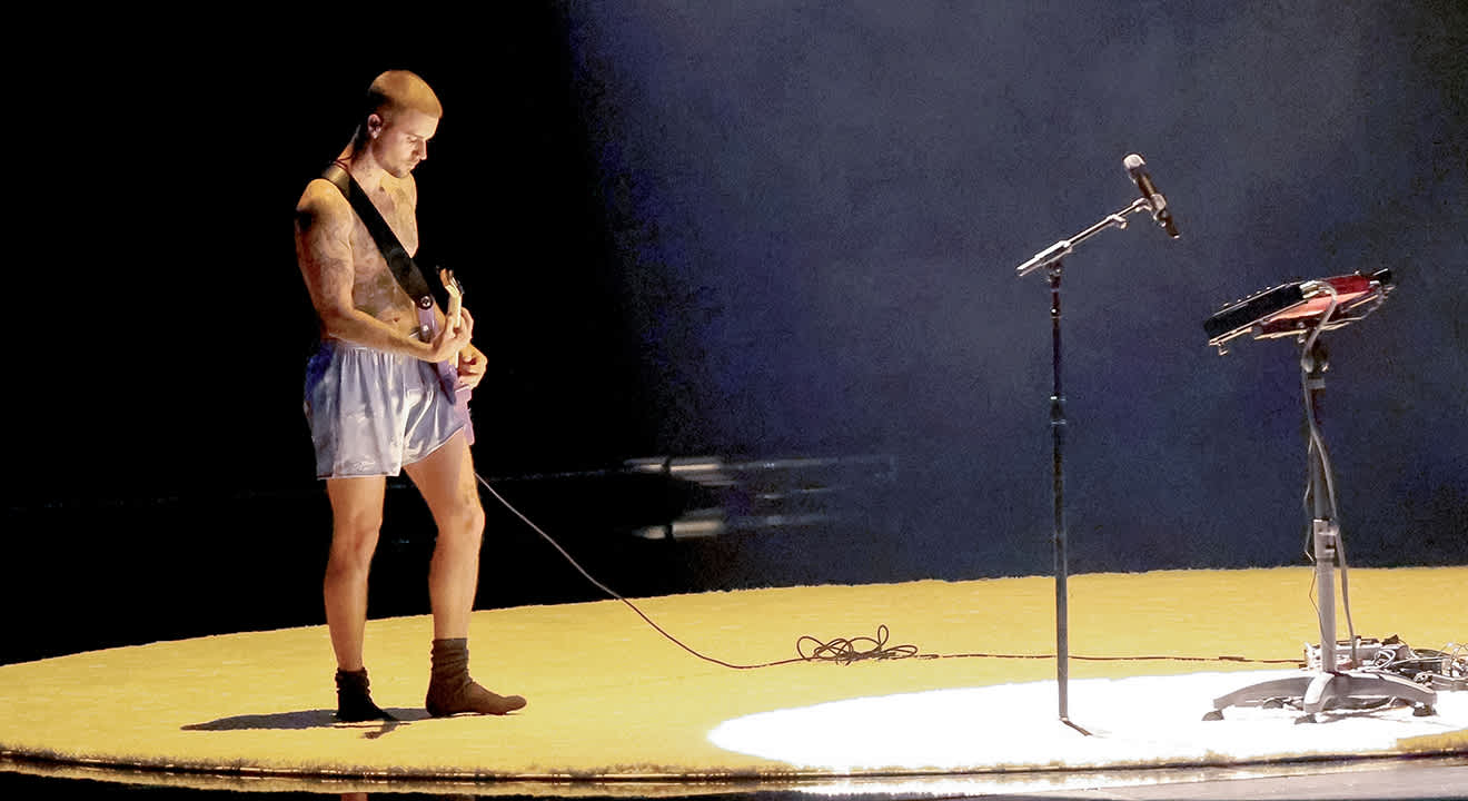 Justin Bieber performt nahezu nackt bei den Grammy Awards 2026