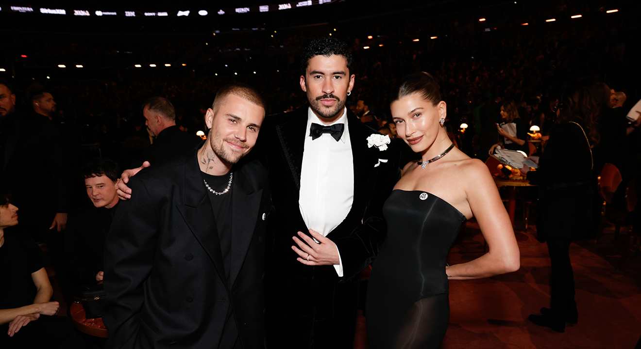 Justin Bieber, Hailey Bieber und Bad Bunny posieren auf den Grammy Awards 2026