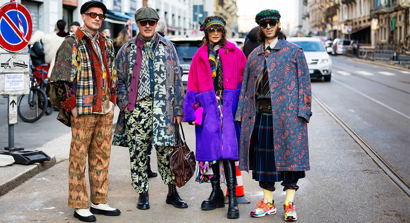 Vier Personen in der Stadt, posieren in kunterbunten Outfits aus Jacquard