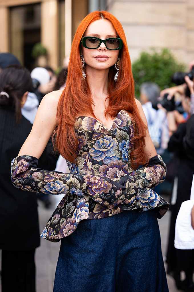 Rothaarige Frau mit Tapestry-Corsage aus Jacquard-Stoff