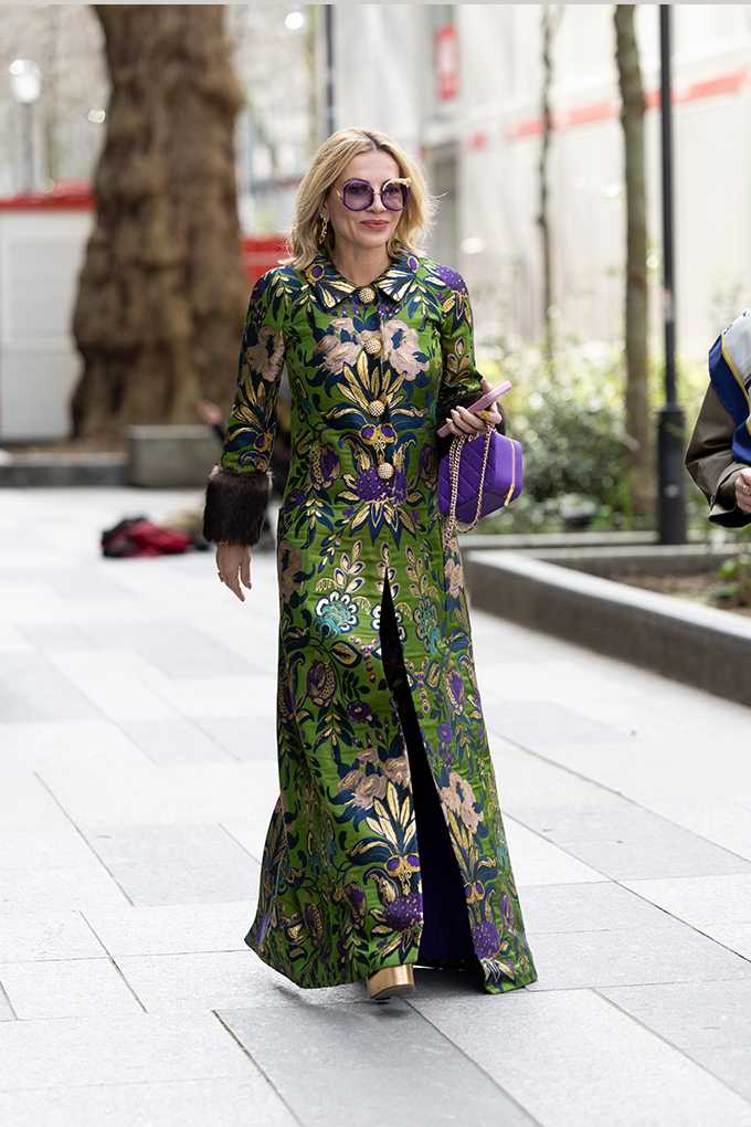Frau trägt langen, ornamentalen Jacquard-Coat mit kräftigen Farben