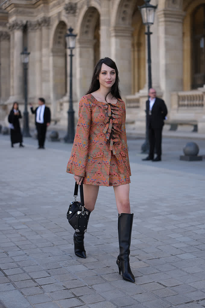 Junge Frau mit schwarzen Stiefeln, kombiniert mit rostrotem Mini-Suit