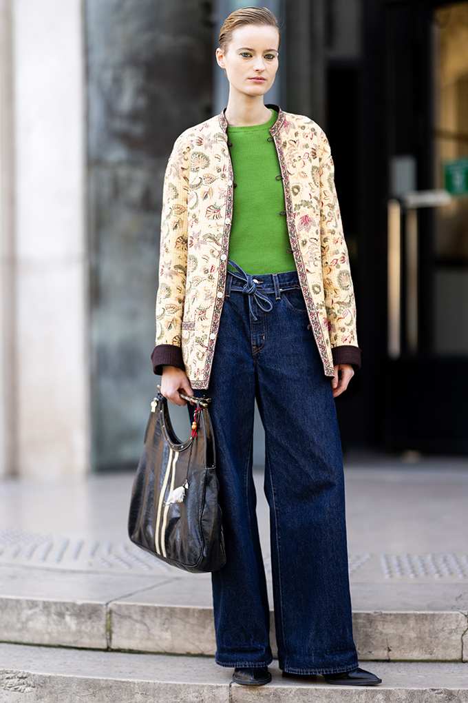 Frau steht auf Treppe, trägt Cream Jacquard Jacket zu Jeans