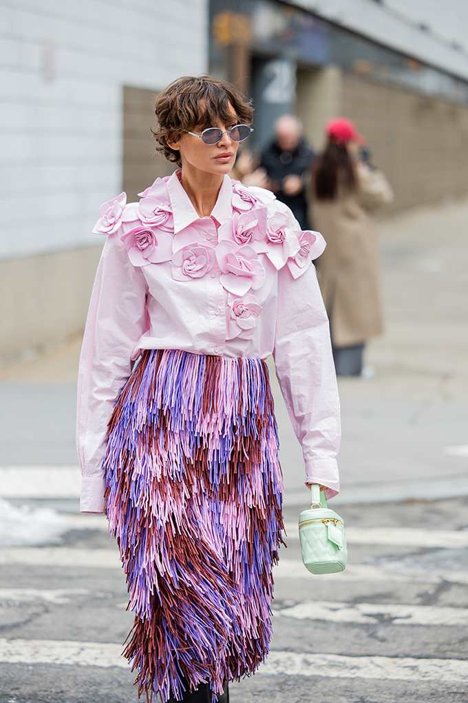Frau mit Pastell-Outfit, besetzt mit 3D-Blüten