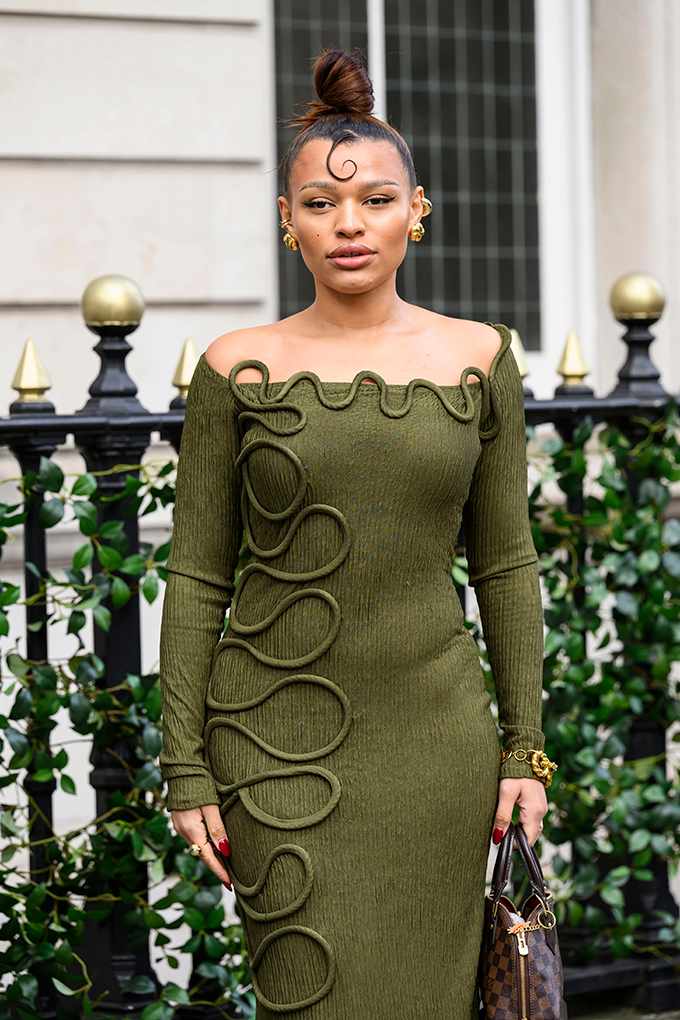 Frau trägt Off-Shoulder-Kleid in Oliv