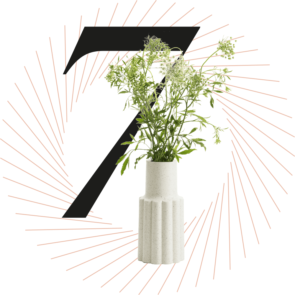 Mini-Blumenstrauß, schwarze Ziffer 7 im Hintergrund