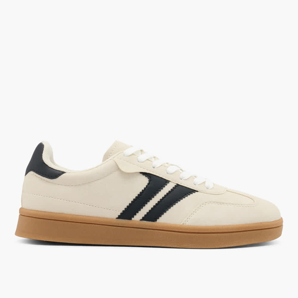 Weißer Sneaker mit brauner Gummisohle und zwei schwarzen Streifen