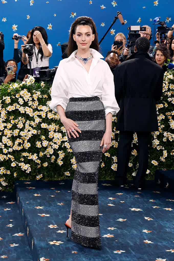 Schauspielerin Anne Hathaway auf Gala, trägt weiße Bluse mit schwarz-weißem Mermaid-Rock