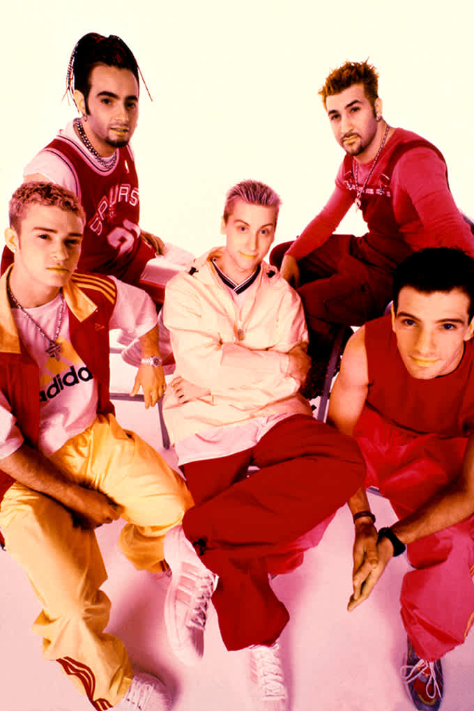 Mitglieder einer Boyband in Adidas-Outfits