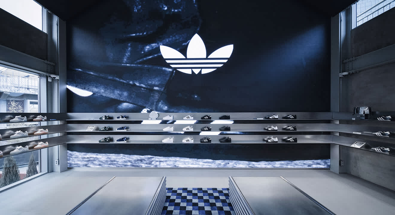 Futuristisch-moderne Wand mit adidas-Logo