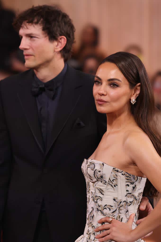 Mila Kunis und Ashton Kutcher posieren auf dem roten Teppich