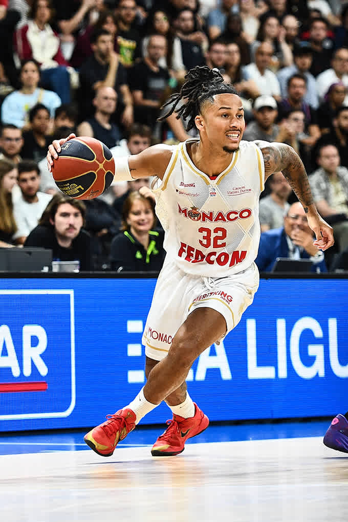 Basketballer im Match mit roten adidas-Sneakern