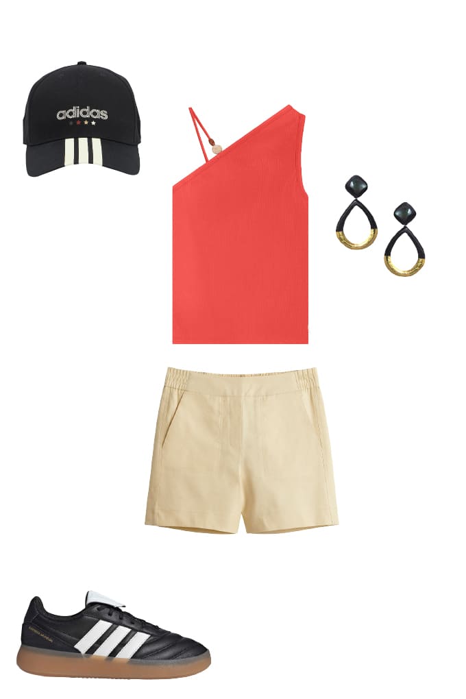 Casual Outfit-Kombination mit Shorts, rotem Shirt und Adidas-Sneakern