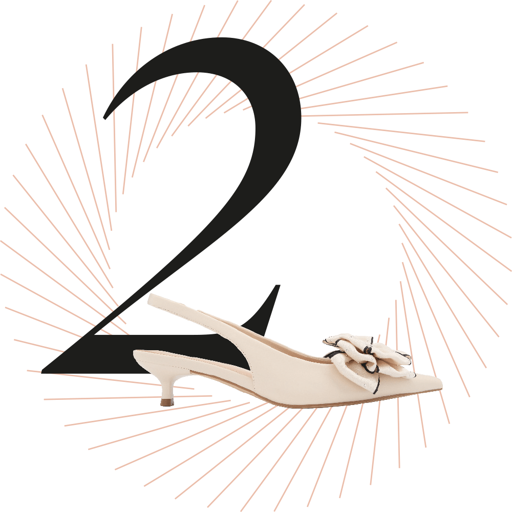Beiger Slingback, schwarze Ziffer 2 im Hintergrund